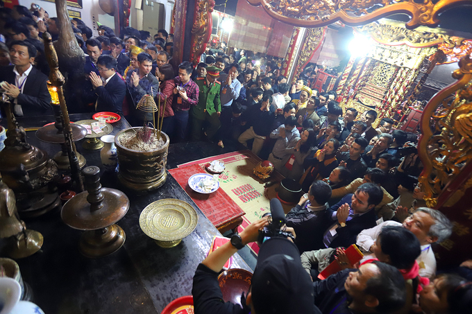 Dòng người xô nhau xoa tiền cầu may sau khai ấn đền Trần